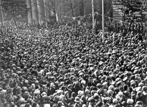 Walsall crowds outside the Council House to welcome home their hero, 6 October 1927