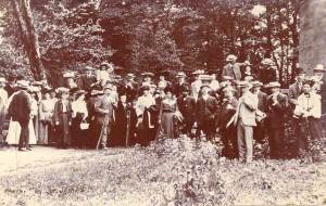 Walsall Photographic Society outing to Great Heywood, Staffordshire (Meikle left of centre), July 1902. (Walsall LHC)